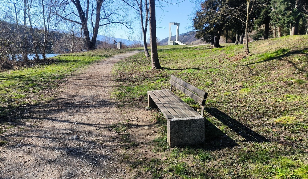 Postavitev košev in klopi na pešpoti ob reki Dravi