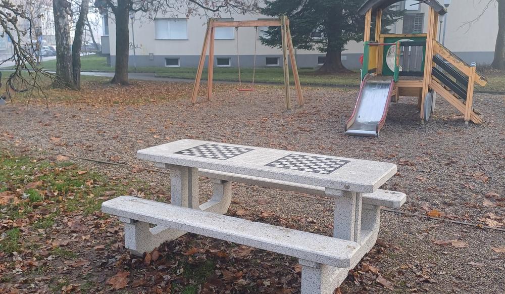 Miza za šah na javni površini