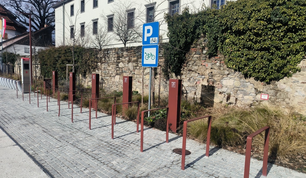 Javna servisna stojala za kolesa po mestu