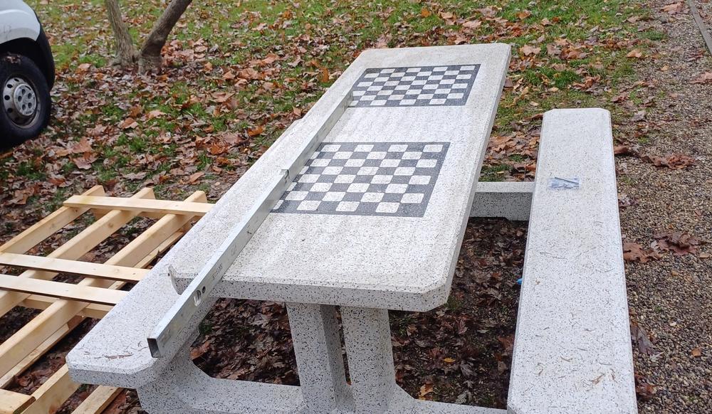 Betonske mize za šah in namizni tenis na javni površini